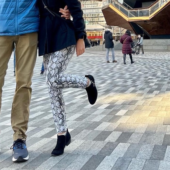 FRAME Ali High-Rise Cigarette Python Print Jeans size 26 - Picture 12 of 12